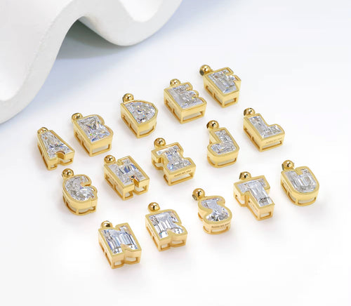 14 karaat gouden solid letters met een grote Moissanite diamant