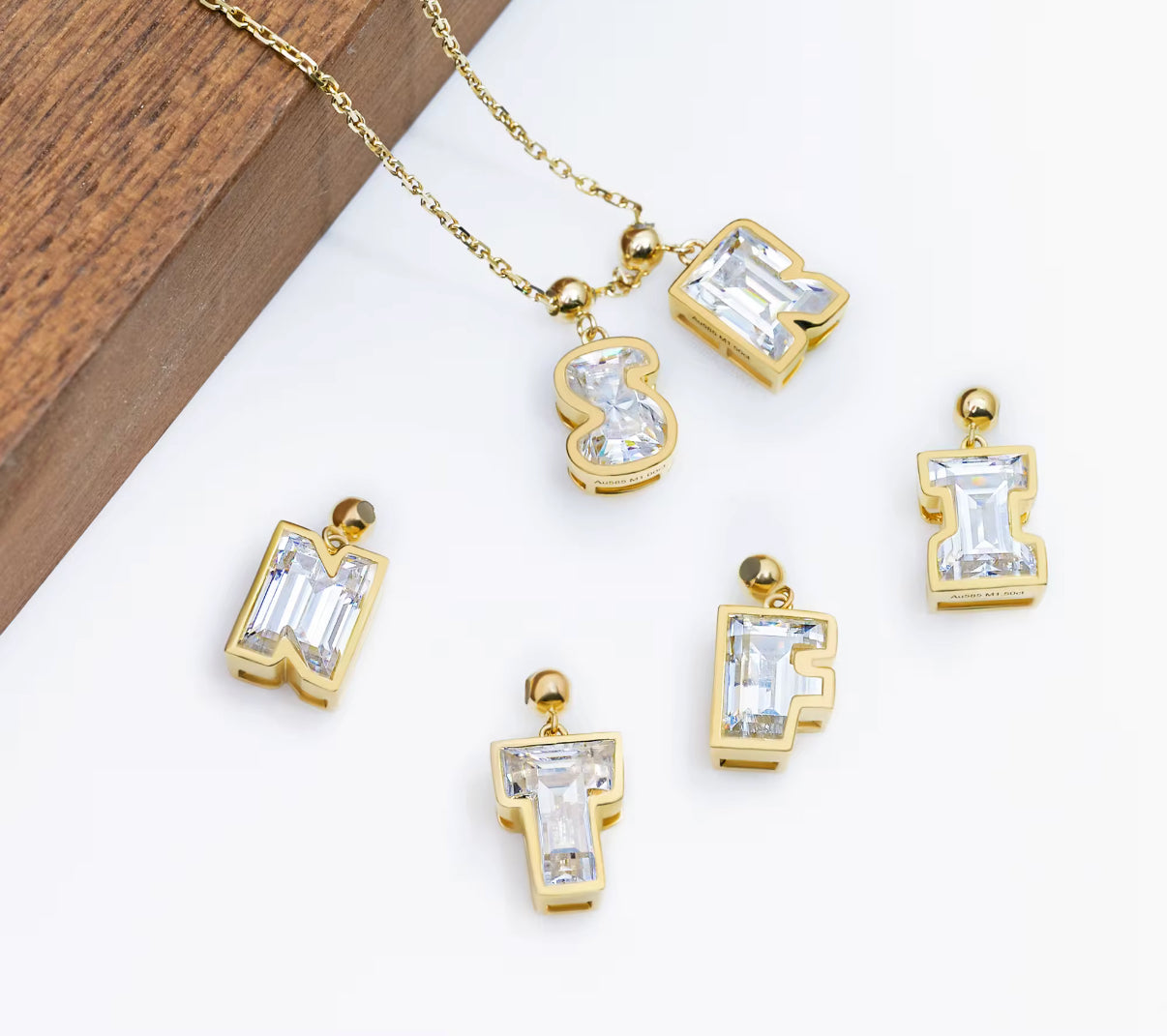 14 karaat gouden solid letters met een grote Moissanite diamant
